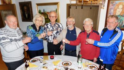 Bild: hai
Ein Bild mit Seltenheitswert: Die drei ASV-Ehrenvorsitzenden Kettel Heinz (links), Hermann von Gernler (Dritter von links) und Paul Veigl (rechts) sowie die Ehrenmitglieder Werner und Heribert Veigl (von rechts) stoßen mit Traudl von Gernler auf den 85. Geburtstag ihres Mannes und Gründungsvaters des ASV Haidenaab-Göppmannsbühl an.