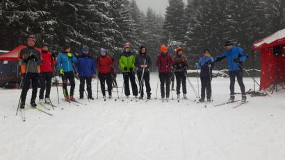 Bild: eib
Übungsleiter Michael Ertl (rechts) gibt den Kursteilnehmern „klassisch“ erste Informationen. Auch WSV-Vorstandsteammitglied Sepp Zwick (Vierter von links) und Skater-Kursleiter Basti Riedl (Dritter von links) hören interessiert zu.