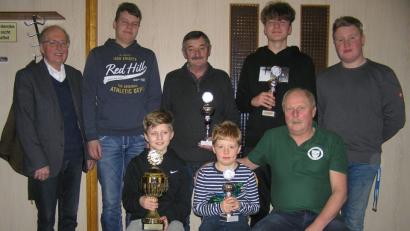 Bild: öt
Die Fischerkönige durften in der Jahreshauptversammlung ihre Pokale in Empfang nehmen. Das Bild zeigt sie mit stellvertretenden Vorsitzenden Heribert Stehbach (sitzend rechts) und Neusorgs zweiten Bürgermeister Dr. Günther Fütterer (stehend links). Nicht mit im Bild: Sieger René Bringmann.