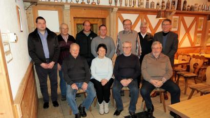 Bild: bsc
Die neugewählte Spitze der Siedlergemeinschaft Friedenfels: Vorne von rechts die beiden Vorsitzenden Otmar Zeitler und Hermann Stobitzer sowie Hedwig und Josef Wendl; hinten von links Christian Zeitler, Philipp Hausknecht, Günther Schürlein, Wolfgang Schlicht, Peter Steinhauser, Heinrich Brunner und Oskar Schuster.