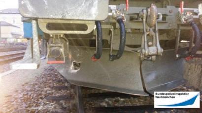 Bild: Bundespolizeiinspektion Waldmünchen
Der Betonpfahl durchschlug den Schienenräumer.