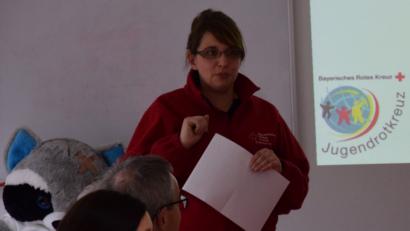 Bild: mde
Die Bereitschafts- und Jugendleiterin der Kemnather BRK-Bereitschaft, Kristina Konz (stehend), ist stolz auf die erfolgreiche Nachwuchstruppe sowie deren Betreuer.
