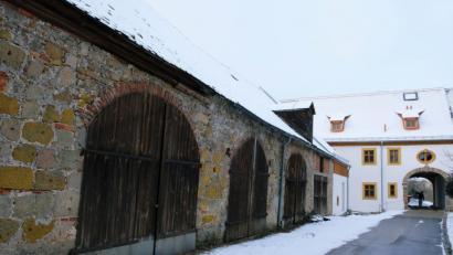 Bild: do
Drei Scheunenteile am Rand des Klosterhofes zwischen Friedhof und dem neuen „Haus der Dorfkultur“ möchten Bürgermeister Albert Nickl und der Speinsharter Gemeinderat einer zweckdienlichen Nutzung zuführen. Die Kommunalpolitiker hoffen auf großzügige Förderzusagen, „bevor sich der Konjunkturhimmel eintrübt“.