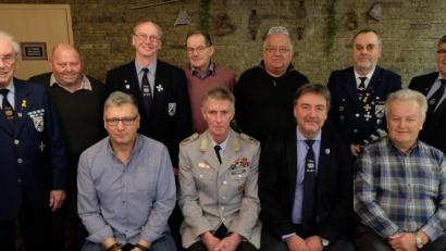 Bild: le
Der neue Vorstand mit Hans Eismann an der Spitze.



Mit Zuversicht geht die Soldatenkameradschaft die kommenden Vereinsjahre. Sitzend, von links: Kassier Gerhard Schaller, Vorsitzender Hans Eismann, zweiter Vorsitzender Franz Schmidt und Schriftführer Harald Kitta sowie (stehend, von links) Ehrenvorsitzender Josef Birkner, Günther Helgert, Martin Landgraf, Bernd Schnappauf, Karl Lang, Peter Woppert und Kreisvorsitzender Heinrich Scheidler.

Bild: le