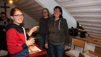 Bild: wro
Organisatorin Katrin Meyer (links) informiert sich bei Heike Glaser (rechts) schon mal über den einen oder anderen Trick.