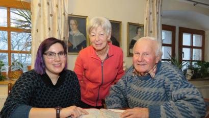 Bild: ubb
Nur kurz war diesmal Lenas Aufenthalt in der Heimat, in Beidl. Auf der Landkarte zeigt die junge Frau ihren Großeltern, Irmgard und Gisbert Schulwitz, wo sie in Kenia arbeiten wird.