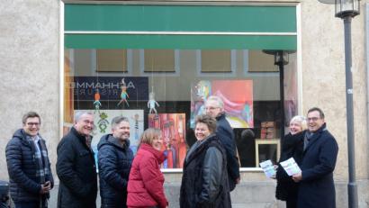 Bild: Gabi Schönberger
Die frühere Auslage von Waffen-Völker soll mit Unterstützung der städtischen Wirtschaftsförderung und der Volksbank ein Hingucker für Kunstfreunde werden. Das wünschen sich die Künstlerin Annemarie LIngl (Vierte von links), OB Kurt Seggewiß (Zweiter von links), Volksbank-Vorstand Thomas Ludwig, Wirtschaftsförderin Cornelia Völkl und Kulturamtschefin Petra Vorsatz (von rechts).