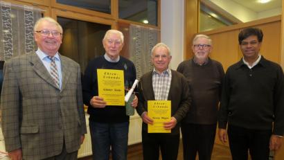 Bild: Hirsch
Vorsitzender Fridolin Gans (links), Präses Pfarrer Thomas (rechts) und Ehrenvorsitzender Hans Ziegler (Zweiter von rechts) ehrten Günter Stehr (Zweiter von links) und Georg Maget (Mitte).