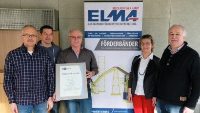 Bild: do
Viel Lob und eine IHK-Dankurkunde gibt es anlässlich seiner 40-jährigen Betriebszugehörigkeit zur Firma Elma-Anlagenbau für Oskar Böhm (Dritter von links). Alfons und Gabriele Meierhöfer (von rechts) würdigen die Verdienste des langjährigen Mitarbeiters, ebenso Geschäftsführer Udo Bräu und Fertigungsleiter Silvio Wartha (von links).