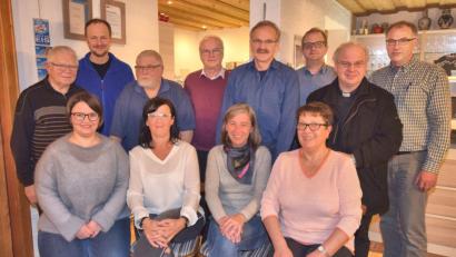 Bild: no
Die neugewählte Führungsmannschaft des Kapellenbauvereins Stifterslohe um den Vorsitzenden Ludwig Hofmann (Vierter von links) mit Pfarrer Markus Priwratzky (Zweiter von rechts).