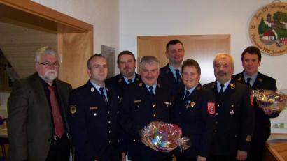 Bild: rrd
Neue Leute in der Führung der Feuerwehr Achtel und ihre Vorgänger (von links): Bürgermeister Hans Durst, Kreisbrandmeister Michael Schmidt, Zweiter Kommandant Klaus Renner, Kreisbrandinspektor Hans Sperber, der neue Kommandant Armin Linhard, Vorsitzende Rita Hafner, Kreisbrandrat Fredi Weiß und der ehemalige Zweite Kommandant Helmut Merz.