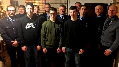 Bild: zer
Die Feuerwehr Engelshof mit den neuen Mitgliedern (von links, vorne, Mitte): Bastian Forster aus Hochdorf, Hannes Dirnberger aus Engleshof und Jonas Lindner aus Enzenrieth.
