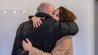 Bild: Armin Weigel/dpa
Joachim Wolbergs (SPD), suspendierter Regensburger Oberbürgermeister, umarmt vor dem Verhandlungssaal im Landgericht seine Ehefrau Anja.