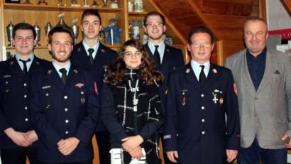 Bild: rbm
Bei der Jahreshauptversammlung der Feuerwehr Rottendorf erhielten fünf Feuerwehranwärter Abzeichen von Bronze bis Gold für den bestandenen Wissenstest. Im Bild die Geehrten mit (von links) Bürgermeister Josef Deichl, Vorsitzenden und Kommandanten Helmut Ries sowie Jugendwart Andreas Fronhofer.