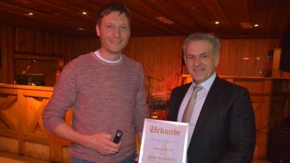 Bild: jr
Dem neuen Mitterteicher Sportler des Jahres, Matthias Wiendl (links), händigte Bürgermeister Roland Grillmeier Urkunde und Ehrennadel aus.