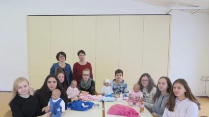 Bild: jzk
Jutta Sehm und Carola Reger (stehend von rechts) betreuen die Neuntklässler bei ihrem Elternpraktikum.