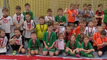 Bild: exb
Bei vier Turnieren kämpfte der Fußball-Nachwuchs um den Turniersieg. Unser Bild zeigt die erfolgreichen Mannschaften der G-Junioren nach der Siegerehrung.