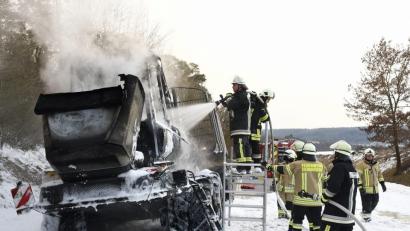 Bild: Petra Hartl
Rauchende Trümmer. Mehr ist von dem Rückzug nicht übrig, der am Donnerstag in der Vilstalstraße plötzlich in Flammen aufging.