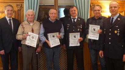 Bild: exb
Langjährige Mitglieder des Poppenrichter Feuerwehrvereins werden geehrt (von links): Zweiter Bürgermeister Hermann Böhm, Franz Strobel, Michael Meier, Horst Grünbauer, Klaus Patsch und Vorsitzender Christian Krieger.