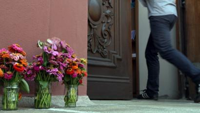 Bild: Wolfgang Steinbacher
Blumen zum Gedenken an Sophia stehen am 1. August am Eingang der Paulanerkirche in Amberg.