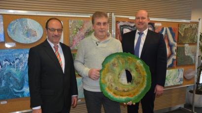 Bild: jr
Regionalmarktleiter Manfred Steckermeier (links) und Geschäftsstellenleiter Dieter Ernstberger (rechts) freuen sich mit Künstler Dariusz Milosz über die Ausstellung „Fluss der Farben“, die bis Mitte März in den Geschäftsräumen der Volksbank Raiffeisenbank Nordoberpfalz am Oberen Marktplatz zu sehen ist.