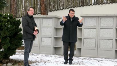 Bild: Hirsch
Pfarrer Christoph Melzl (links) segnete die Anlage am Dienstag auf dem Friedhof, rechts Bürgermeister Thomas Falter.