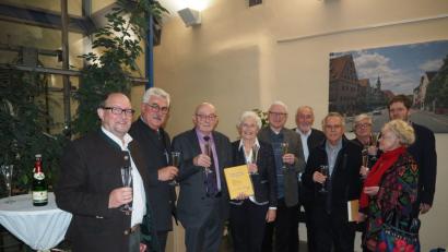 Bild: exb
Mit einem Glas Sekt stoßen die Verantwortlichen auf die gelungene Buchvorstellung an (von links): Bernhard Knauer, Bürgermeister Rupert Troppmann, Karl Heinz Malzer sowie Peter Donhauser (Fünfter von links).