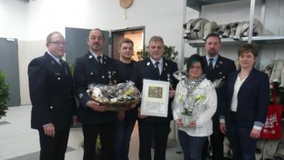 Bild: amö
Michael Wellnhofer-Elsner (Mitte) wurde zum Ehrenvorsitzenden der Feuerwehr Winklarn ernannt. Dazu gratulierten auch Vorsitzender Stefan Pregler (links) und Bürgermeisterin Sonja Meier (rechts).