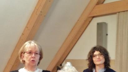 Bild: br
Die Bürger zum Thema Müll zu sensibilisieren stand im Vordergrund bei einem Informationsabend im Rathaus, mit der stellvertretenden Sachgebietsleiterin der Abfallberatung, Stefanie Bräunlein (rechts) und der Prokuristin Brigitte Magnitz vom gleichnamigen Entsorgungsfachbetrieb in Tirschenreuth. Bild: br