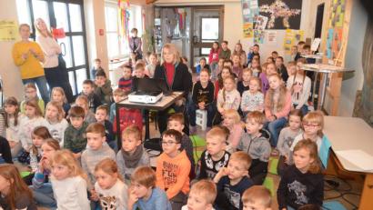 Bild: fz
Die Kinder sind fasziniert von dem, was ihnen Angelika Taue zeigt.