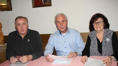 Bild: ads
Die ehemaligen Kontakt-Vorstandsmitglieder Hilde (rechts) und Hans Moser (Mitte) sowie Gerhard Schlosser (links) sind zufrieden. Mit dem deutsch-amerikanischen Freundschaftsclub geht es weiter. Allerdings nicht als Verein, sondern als Stammtisch, der sich Kontakt Outreach Amberg nennt.