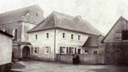 Bild: exb
1920 kaufte die politische Gemeinde Altenstadt/WN das alte Schulhaus von der katholischen Kirchenstiftung und richtete darin eine Gemeindekanzlei ein.