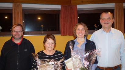 Bild: du
Für über 40-jähriges Singen im Kirchenchor ehren Chorleiter Wolfgang Ziegler (rechts) und Pfarrer Thomas Stohldreier (links) beim Festabend Brigitte Kreuzer und Sieglinde Ziegler (von links).