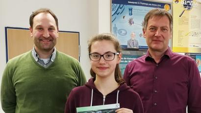 Bild: exb
Schulleiter Christian Schwab überreichte der Zehntklässlerin Elena Meier zusammen mit Betreuungslehrer Michael Sontheim die Urkunde für die Teilnahme an der zweiten Runde der „Internationalen Biologie-Olympiade“.