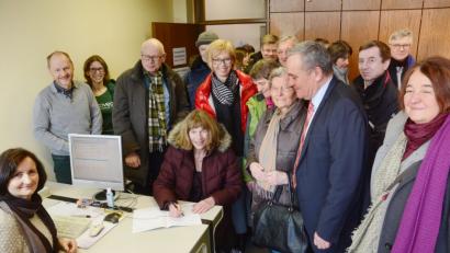 Bild: Gabi Schönberger
Mit großem Aufgebot startet das Artenschutz-Aktionsbündnis um 8 Uhr zur Unterschriftenaktion am ersten Tag der Eintragungsfrist seines Volksbegehrens. Einer der ersten, der sich nach Nicole Merbald (sitzend) vom Landesbund für Vogelschutz einträgt, ist OB Seggewiß (stehend, Dritter von rechts).