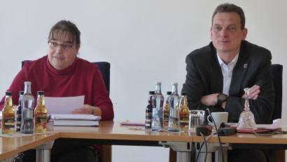 Bild: fsb
Verwaltungsangestellte Gisela Zetzlmann und Bürgermeister Ernst Schicketanz bei der 26. Sitzung des Haupt- und Finanzausschusses.