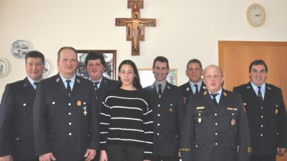 Bild: es
Mirjam Liebl (Vierte von links) verstärkt die Jugendfeuerwehr Großenschwand. Jugendwart Andreas Schönberger (rechts von ihr) freut sich darüber.