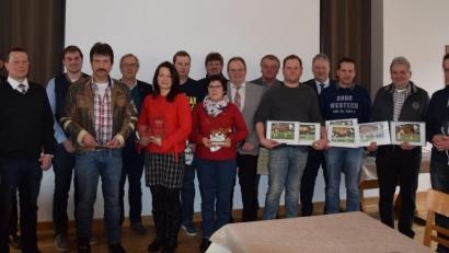 Bild: Plank Martina
Die geehrten Züchter mit den Ehrengästen (von links): Zuchtleiter Thomas Nibler, Vorsitzender Uwe Hermann, Fachberater Maximilian Kurzendorfer, Hans Böhm, Ursensollens Bürgermeister Franz Mädler, Ulrike Höllriegl, Florian Kuhn, BBV-Kreisobmann Peter Beer, Helga Roth, Anton Hofmann, Erich Pilhofer, Michael Neidl, Landrat Richard Reisinger, Robert Graf, Hans Pirner und Hubert Edenhardter.