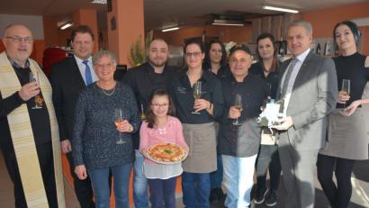 Bild: jr
Das „Piccolo Mondo“ ist in die Vorstadt umgezogen. Im Bild (von links) Stadtpfarrer Anton Witt, Gewerbefördervereins-Vorsitzender Stefan Grillmeier, Vermieterin Helga Hecht, die Betreiber Biagio Bifano und Pamela Doro mit ihrer Tochter Angelica, Stefanie Bartos, Franco Bifano, Yvonne Ritter, Bürgermeister Roland Grillmeier und Saskia Bartos bei der Eröffnungsfeier.