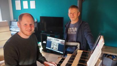 Bild: bl
Florian Sorgenfrei und sein Vater Michael haben vor einem Jahr eine transportable digitale Orgel gebaut. Das Instrument hat sich bewährt.