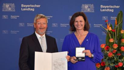 Bild: Bayerischer Landtag/Rolf Poss
Landtagspräsidentin Ilse Aigner überreicht dem ehemaligen Chamer Abgeordneten Karl Vetter (Freie Wähler) seine Medaille