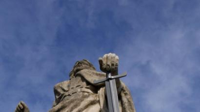 Bild: tr
Die Göttin Justitia trohnt neben Ceres über der Fischhofbrücke in Tirschenreuth. Sie trägt keine Waage und keine Augenbinde.