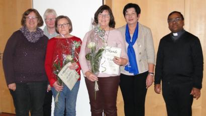 Bild: ct
Ehrung für 40-jährige Mitgliedschaft beim Frauenbund Schlicht (von links): Bezirksvorsitzende Margarete Hirsch, Sprecherin Gabi Leißl, Angela Härtl, Margarete Schecklmann, Sprecherin Maria Hefner und Präses Hruday Madanu.
