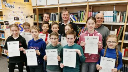 Bild: exb
Schulleiter Christian Schwab (hinten Mitte) gratulierte und überreichte jeweils eine Teilnahme-Urkunde.