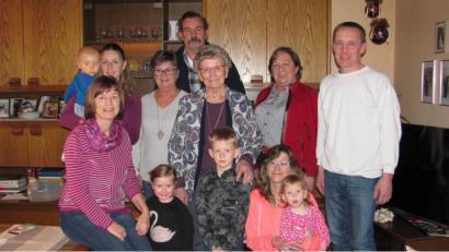 Bild: sei
Hilde Schätzler (stehend, Dritte von rechts) feierte fit und rüstig den 85. Geburtstag. Für die Marktgemeinde gratuliert Bürgermeisterin Rita Steiner (hinten , Zweite von rechts) und für die Freien Wähler Vorsitzender Friedrich Janner (hinten, rechts).