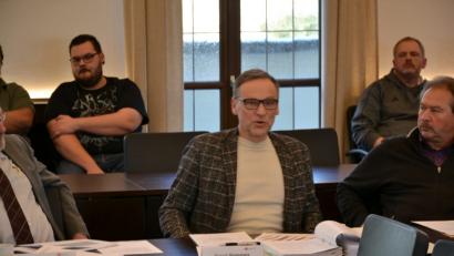 Bild: rti
Bernd Sommer (Mitte) legte am Donnerstag noch einmal die Argumente für einen Rettungswagen-Standort in Waldsassen dar.