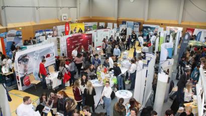 Bild: lg
80 Aussteller verwandeln die OGO-Sporthalle in eine Messearena von 13 00 Quadratmetern. Die Jugendlichen erhalten dort auch im persönlichen Gespräch Orientierungshilfen bei der Berufs- und Studienwahl.