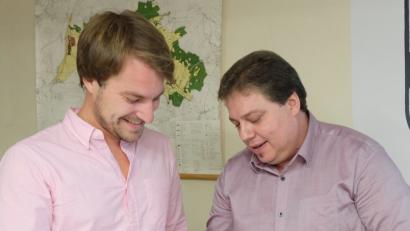 Bild: ohr
Der stellvertretende Geschäftsstellenleiter der Verwaltungsgemeinschaft (VG) Schwarzenfeld und Begleiter der Sitzungen des Gemeinderats Schwarzach als Protokollführer, Markus Gebhard (links), wechselt ab März 2019 zur VG Pfreimd. Bürgermeister Hans Gradl (rechts) bedankt sich für die gute Zusammenarbeit mit einem Präsent.
.