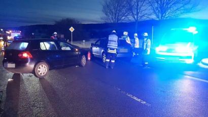 Bild: Feuerwehr
An der Abzweigung zum Industriegebiet Nord hat es am Donnerstag um 6.40 Uhr erneut gekracht. Diesmal gibt es zwei Leichtverletzte zu beklagen.