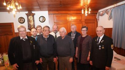 Bild: fvo
Dietmar Neuhaus (Vierter von links) feiert seinen 70. Geburtstag.